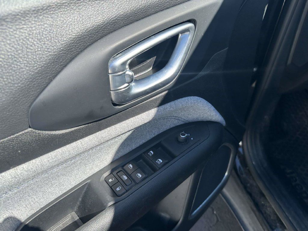 Used 2023 Jeep Compass Latitude w/ Convenience Group AWD/4WD image 17