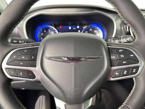 Used 2025 Chrysler Pacifica Select FWD image 36