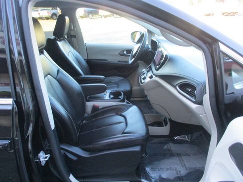 Used 2023 Chrysler Pacifica Touring-L FWD image 33