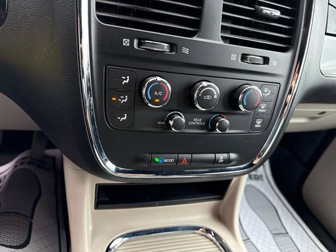 Used 2020 Dodge Grand Caravan SXT FWD image 18