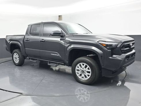 Used 2025 Toyota Tacoma SR5 AWD/4WD image 2