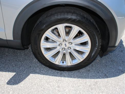 Used 2023 Ford Explorer Limited w/ Limited Technology Package RWD image 11