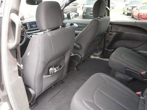 Used 2019 Chrysler Pacifica Touring Plus w/ S Appearance Package FWD image 11