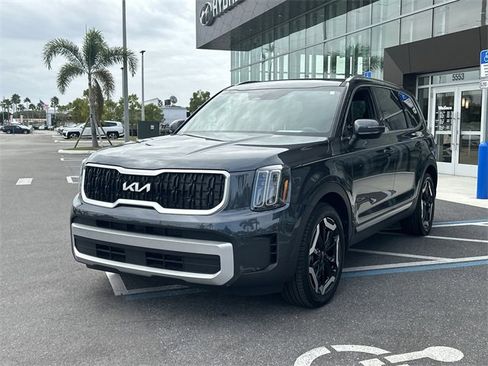 Used 2024 Kia Telluride EX w/ EX Captain's Chair Package image 2