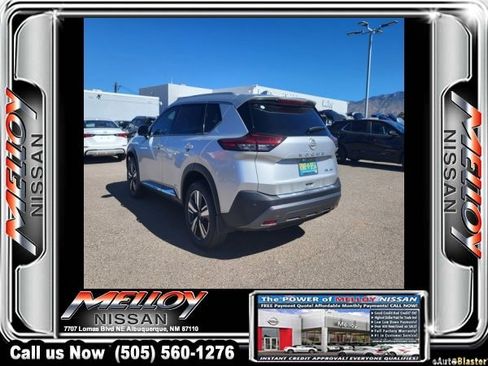 Used 2023 Nissan Rogue SL image 3