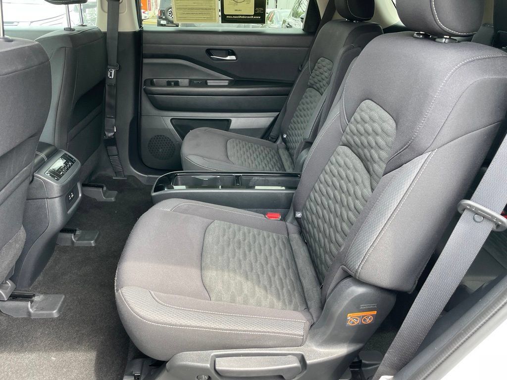 Certified 2022 Nissan Pathfinder SV w/ SV Premium Package AWD/4WD image 7
