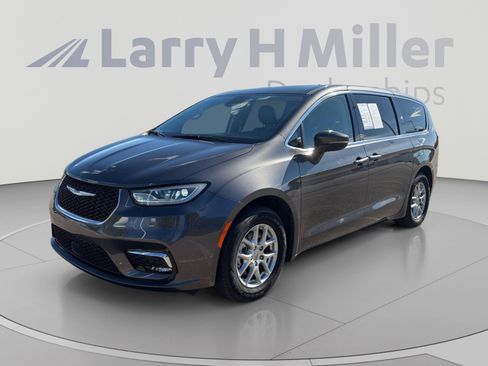 Used 2023 Chrysler Pacifica Touring-L FWD image 1