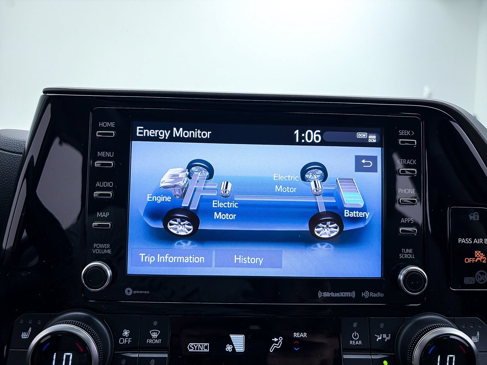 Used 2020 Toyota Highlander XLE AWD/4WD image 6