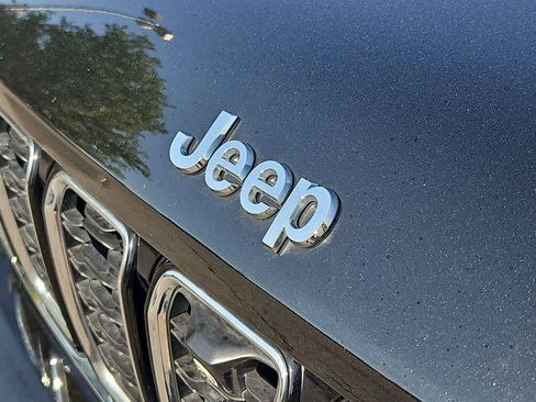 Used 2022 Jeep Grand Cherokee L Limited w/ Luxury Tech Group II image 12