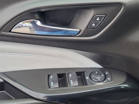 Used 2025 Chevrolet Trax LT FWD image 8