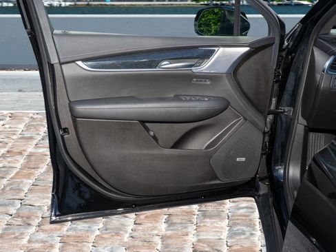 Used 2025 Cadillac XT5 Premium Luxury image 11