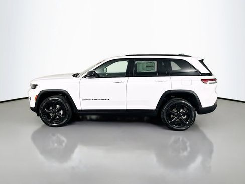 New 2025 Jeep Grand Cherokee Altitude image 4