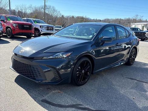 Used 2025 Toyota Camry SE image 4