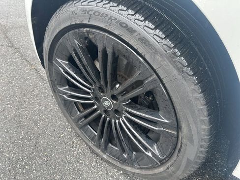 Used 2023 Land Rover Range Rover SE image 9