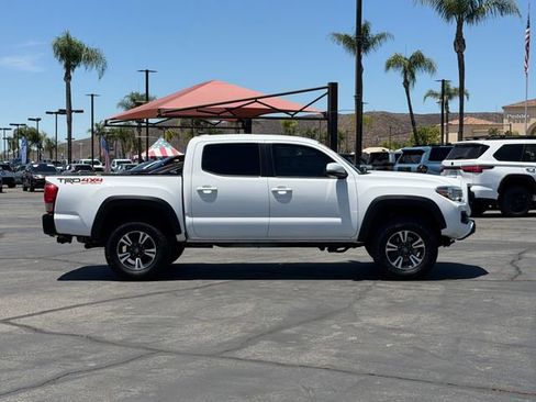 Used 2017 Toyota Tacoma TRD Off-Road w/ Tow Package (A/T) AWD/4WD image 4