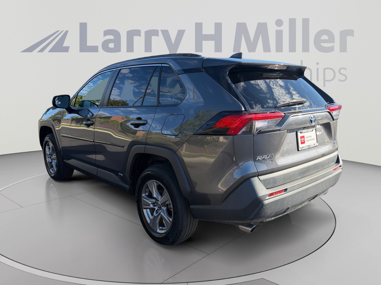 Used 2022 Toyota RAV4 LE AWD/4WD image 3