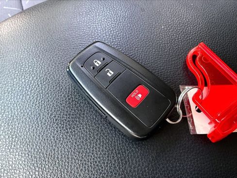 Used 2024 Toyota RAV4 XLE FWD image 35