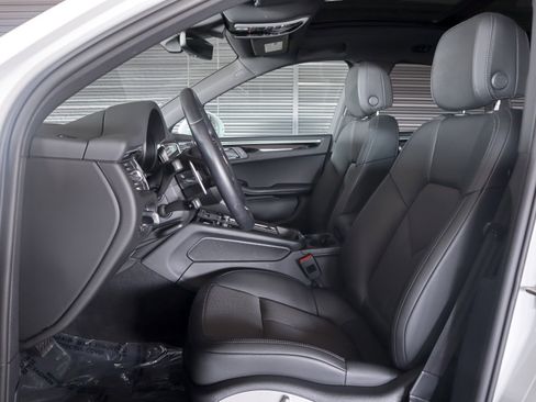 Certified 2023 Porsche Macan AWD/4WD image 5