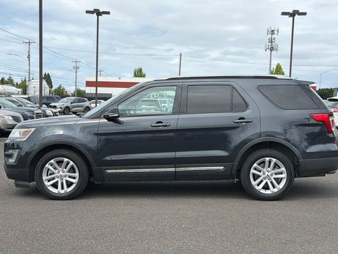 Used 2017 Ford Explorer XLT FWD image 9