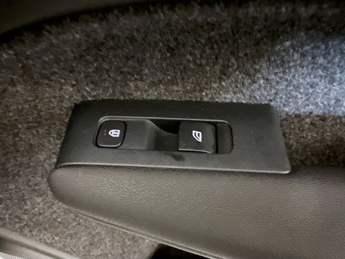 Used 2023 Volvo XC40 B5 Plus image 31