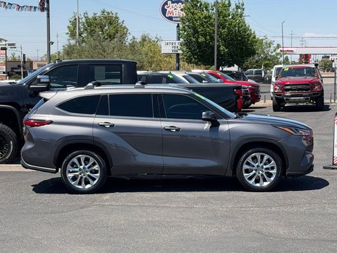 Used 2021 Toyota Highlander Limited FWD image 3