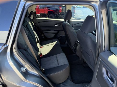 Used 2024 Nissan Rogue SV image 10