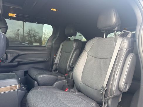 Used 2025 Toyota Sienna Platinum image 14