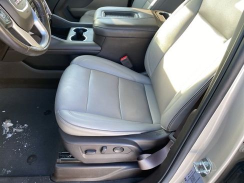 Used 2022 GMC Yukon XL SLT w/ SLT Premium Package image 19