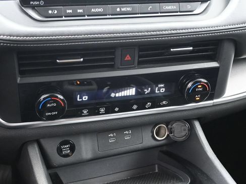 Used 2025 Nissan Rogue SV AWD/4WD image 16
