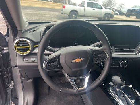 Used 2025 Chevrolet Trax LT w/ Driver Confidence Package image 10