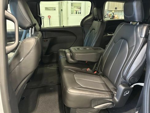New 2026 Chrysler Pacifica Select FWD image 27