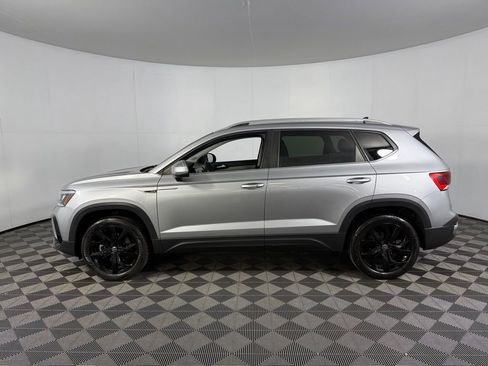 Used 2022 Volkswagen Taos SE w/ Panoramic Sunroof Package image 11