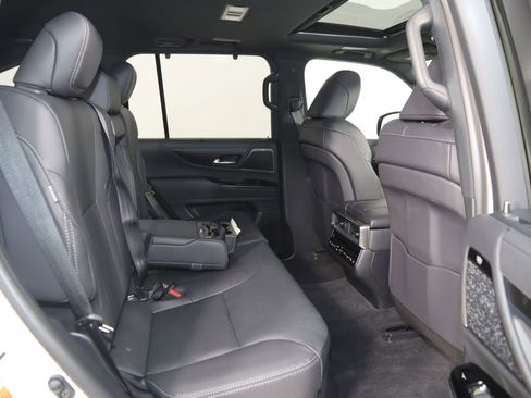 Used 2025 Lexus LX 600 4WD w/ Luxury Package image 16
