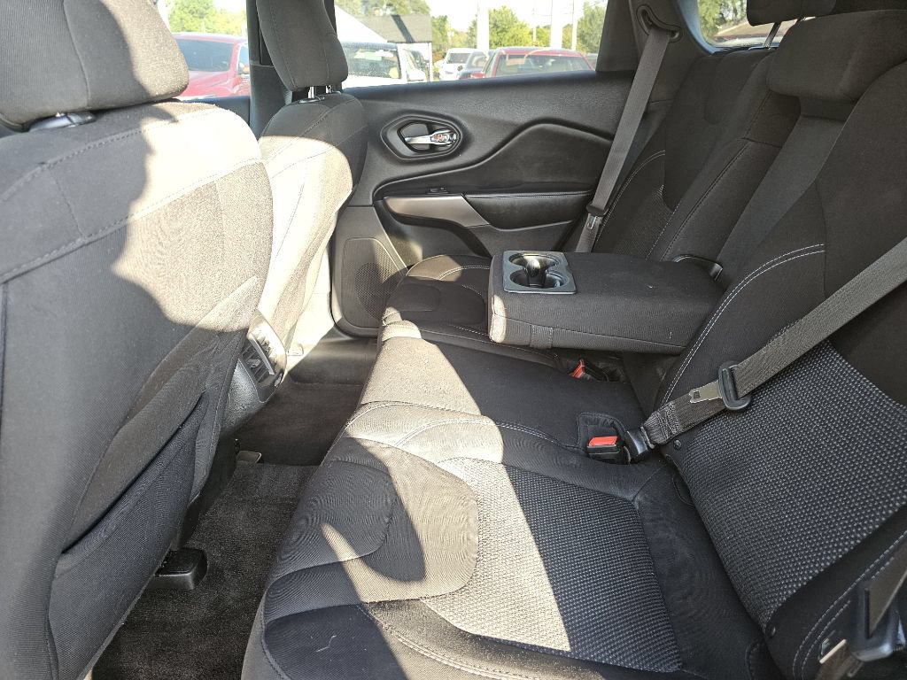 Used 2019 Jeep Cherokee Latitude w/ Popular Appearance Group AWD/4WD image 33
