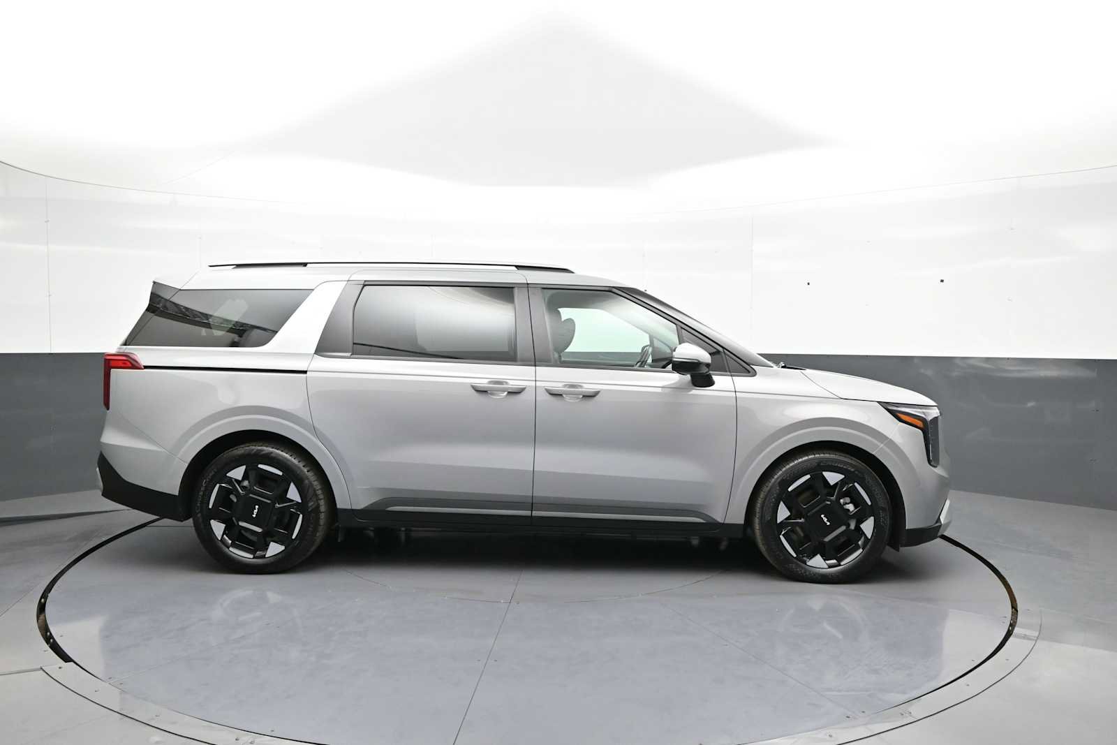Used 2025 Kia Carnival EX FWD image 5