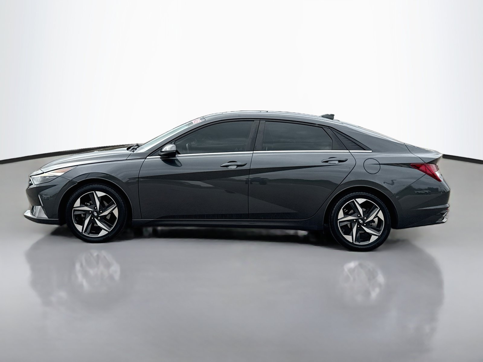 Used 2021 Hyundai Elantra Limited w/ Cargo Package FWD image 4