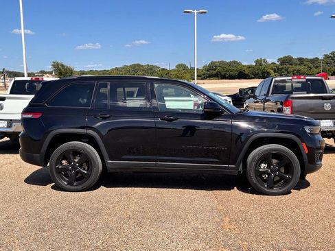 Used 2023 Jeep Grand Cherokee Altitude AWD/4WD image 4