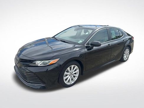 Used 2019 Toyota Camry LE FWD image 3
