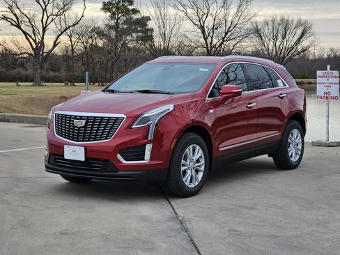 New 2026 Cadillac XT5 Luxury image 2