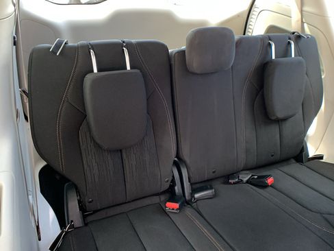 Used 2018 Chrysler Pacifica L FWD image 24