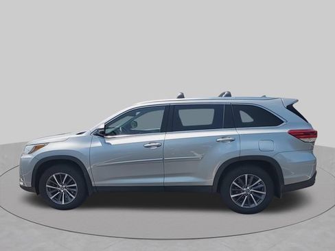 Used 2019 Toyota Highlander XLE AWD/4WD image 6