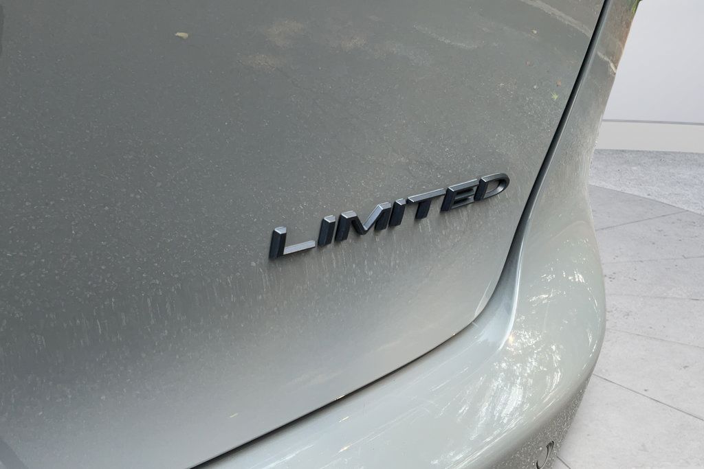 Used 2025 Chrysler Pacifica Limited FWD image 28