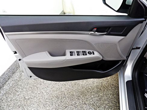 Used 2019 Hyundai Elantra SE FWD image 7