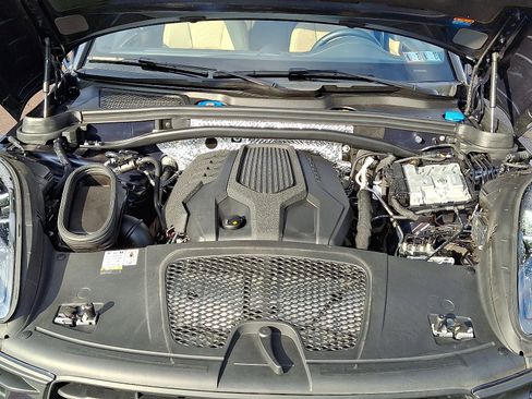 Used 2023 Porsche Macan image 28