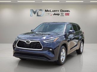 Used 2025 Toyota Highlander LE FWD video 2