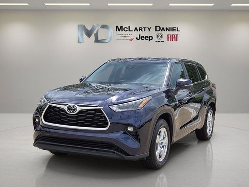 Used 2025 Toyota Highlander LE FWD image 2