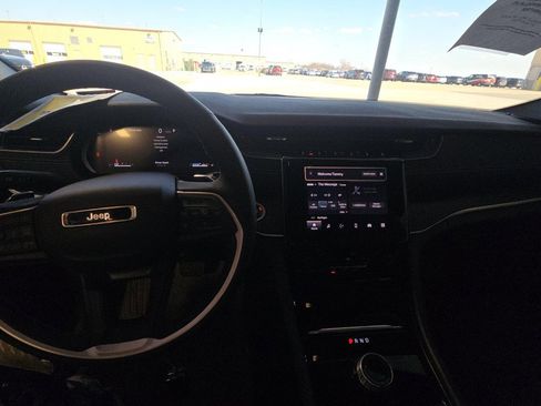 Used 2024 Jeep Grand Cherokee Altitude AWD/4WD image 9