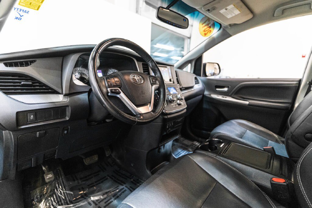 Used 2017 Toyota Sienna SE FWD image 4