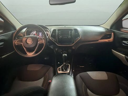 Used 2018 Jeep Cherokee Latitude w/ Altitude Package FWD image 9