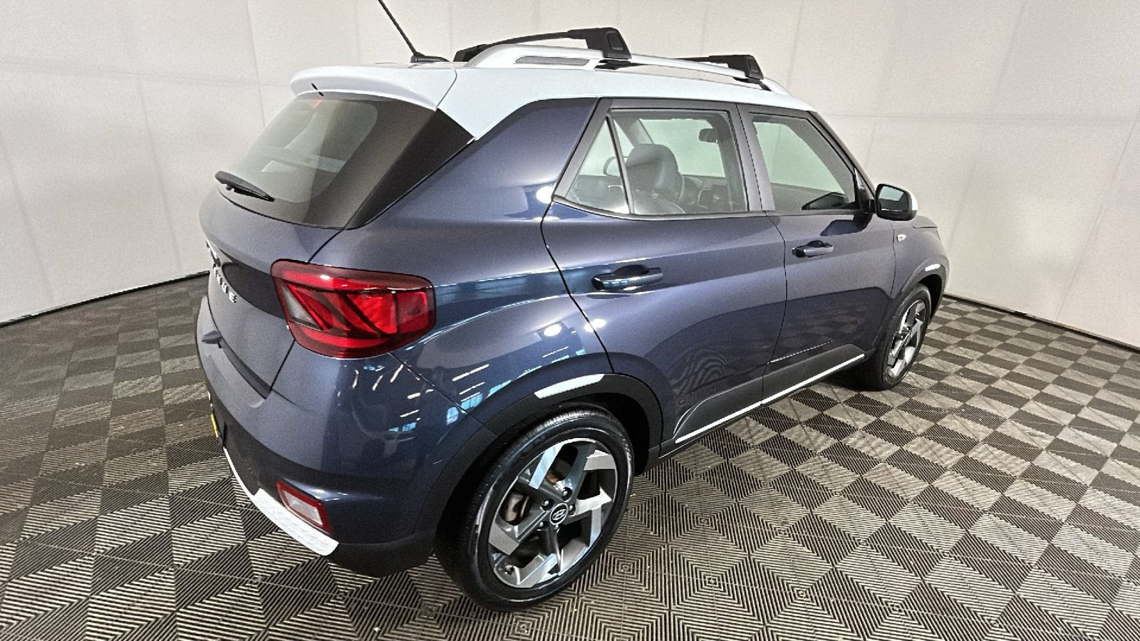 Used 2023 Hyundai Venue Limited FWD image 3
